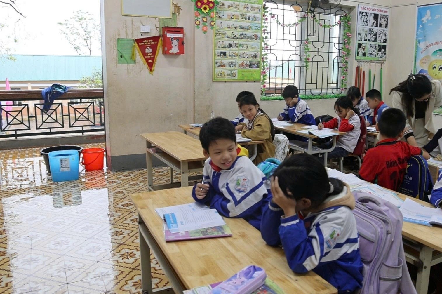 UNIQLO Viet Nam ho tro gan 1 ty dong giup truong hoc sau bao lu hinh anh