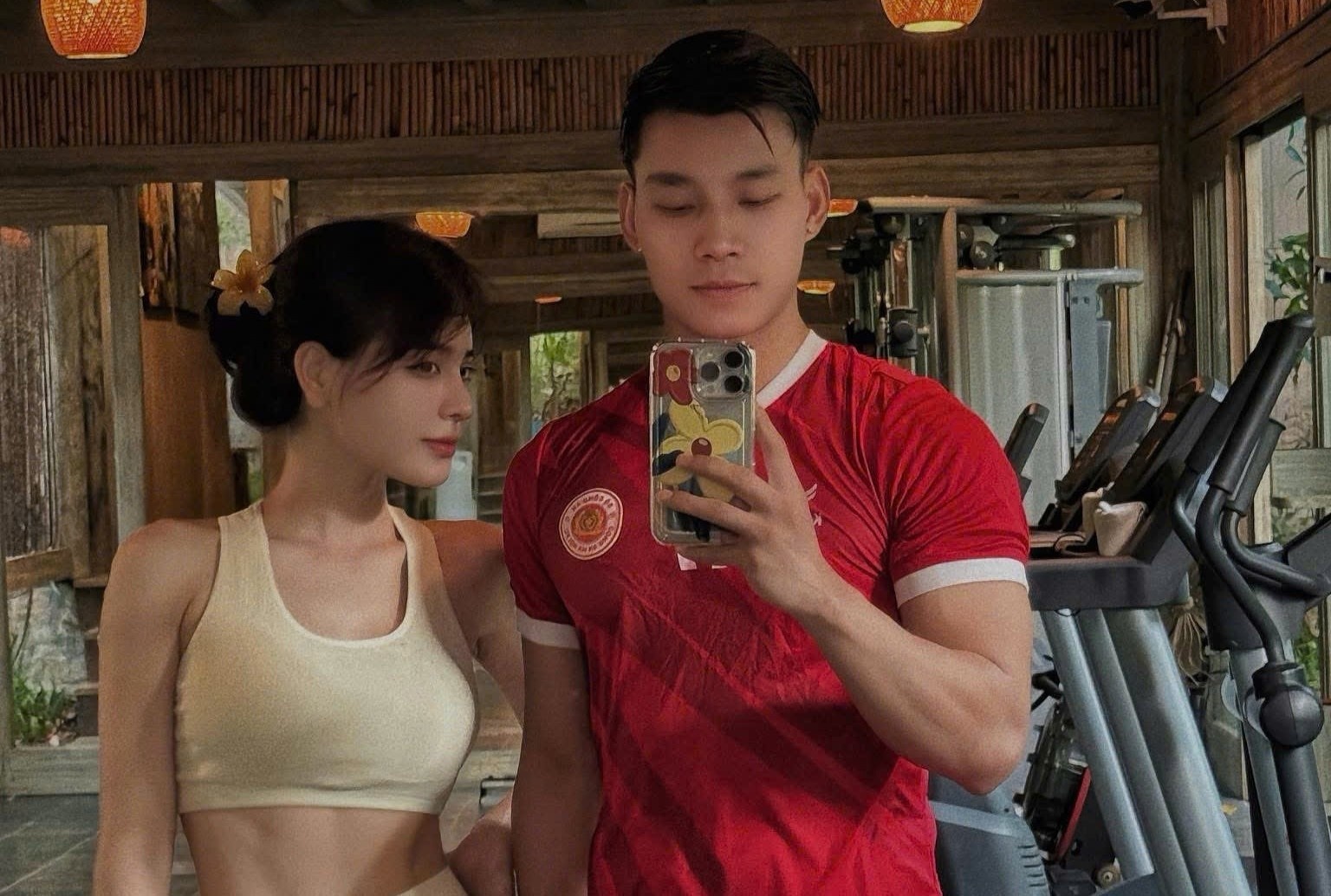 Van Thanh khoe co bap cung ban gai 'hot girl phong gym' hinh anh