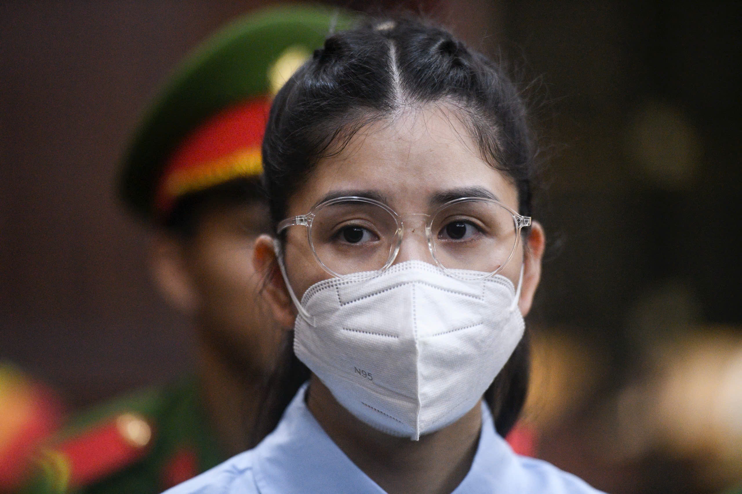 Hang Du Muc khoc khi noi loi cuoi truoc toa hinh anh