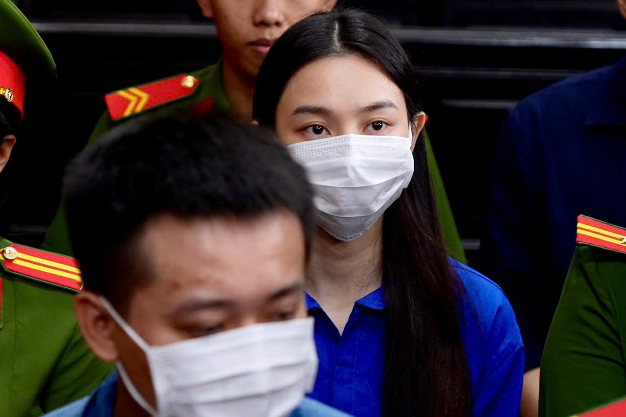 Hinh anh hoa hau Thuy Tien, Quang Linh Vlogs, Hang Du Muc truoc toa hinh anh