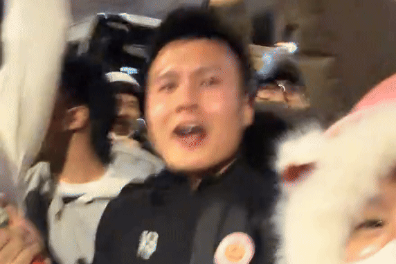 Quang Hai 'di bao' an mung chien thang cua U22 Viet Nam hinh anh