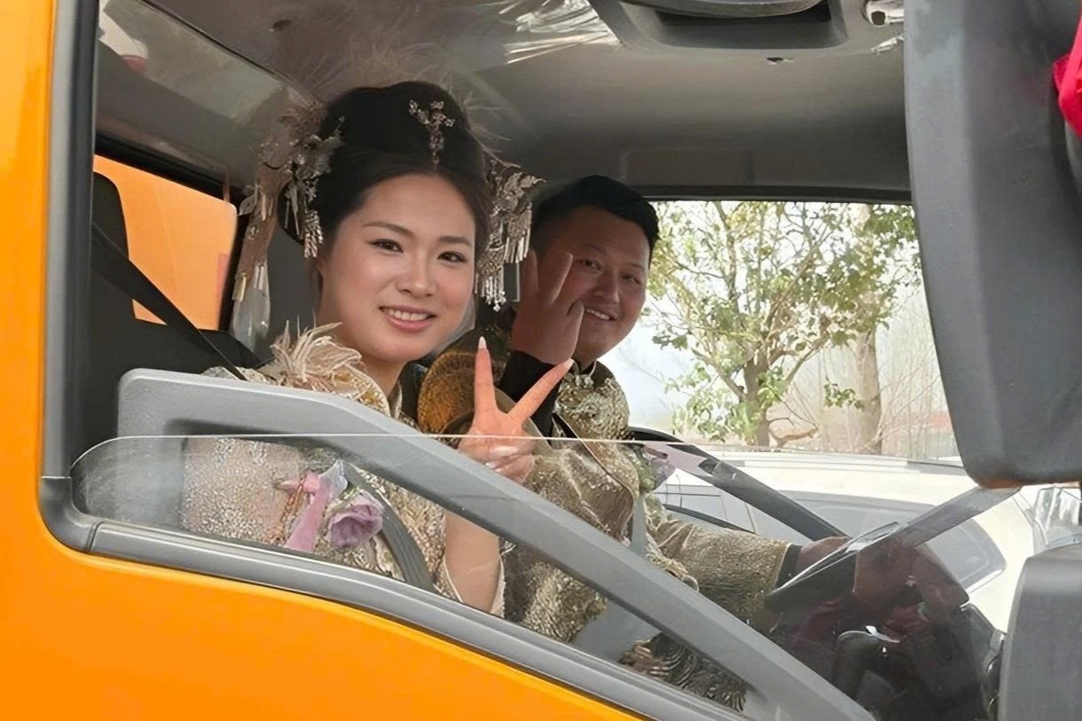 Doan xe hut be phot di ruoc dau gay chu y o Trung Quoc hinh anh