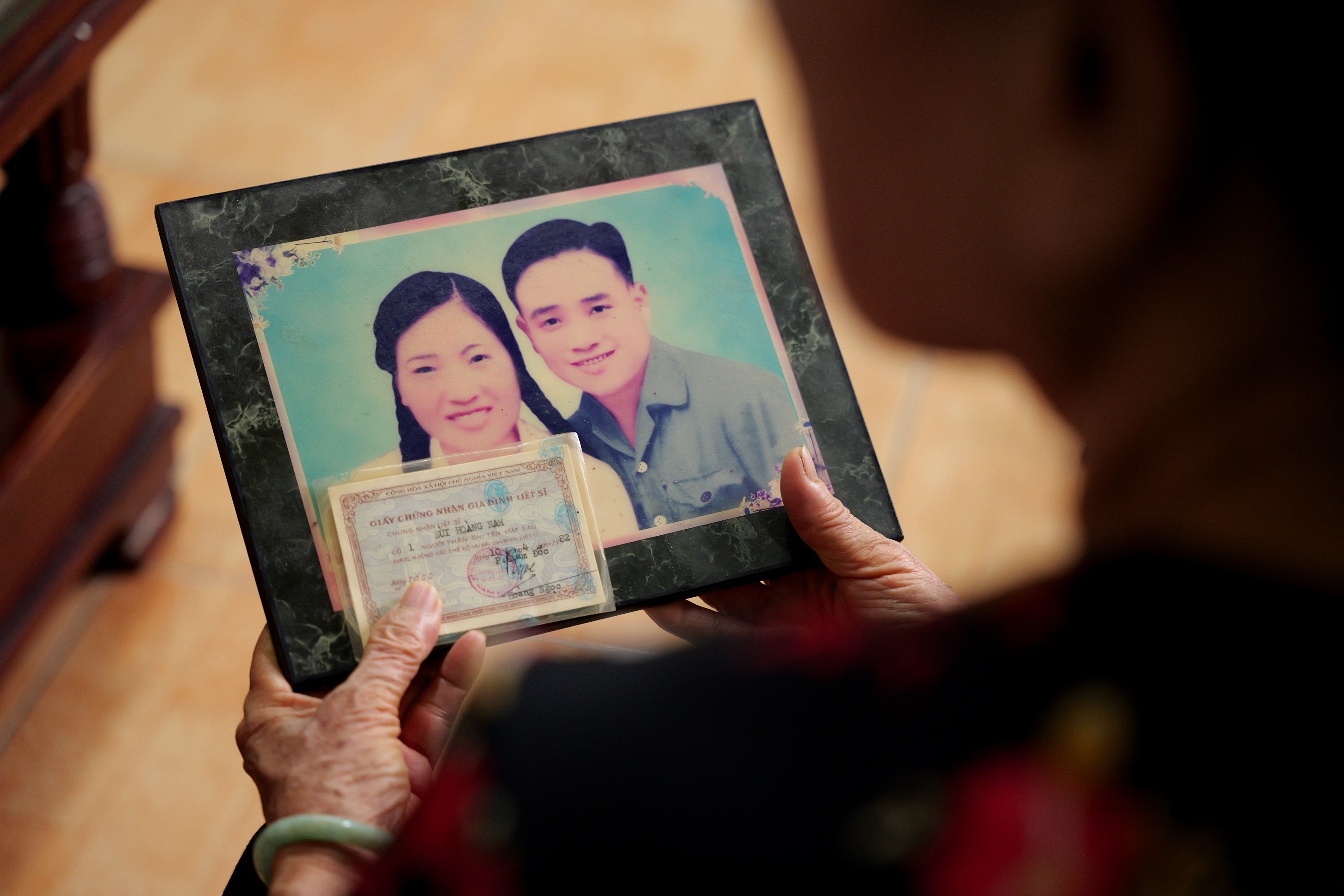 Cha mãi ở tuổi 29 trong tấm ảnh cưới, con gái gần 60 năm đi tìm