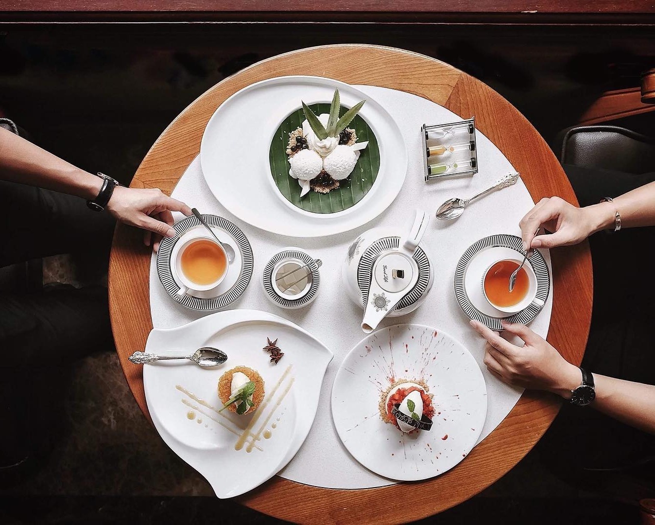 Tan huong tra chieu phong cach chau Au nhu hoi con nha giau hinh anh