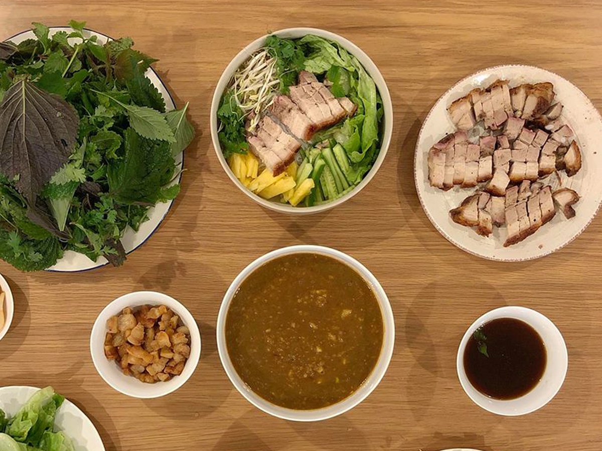 Hot girl Salim huong dan lam bun mam nem don gian cho ngay he hinh anh