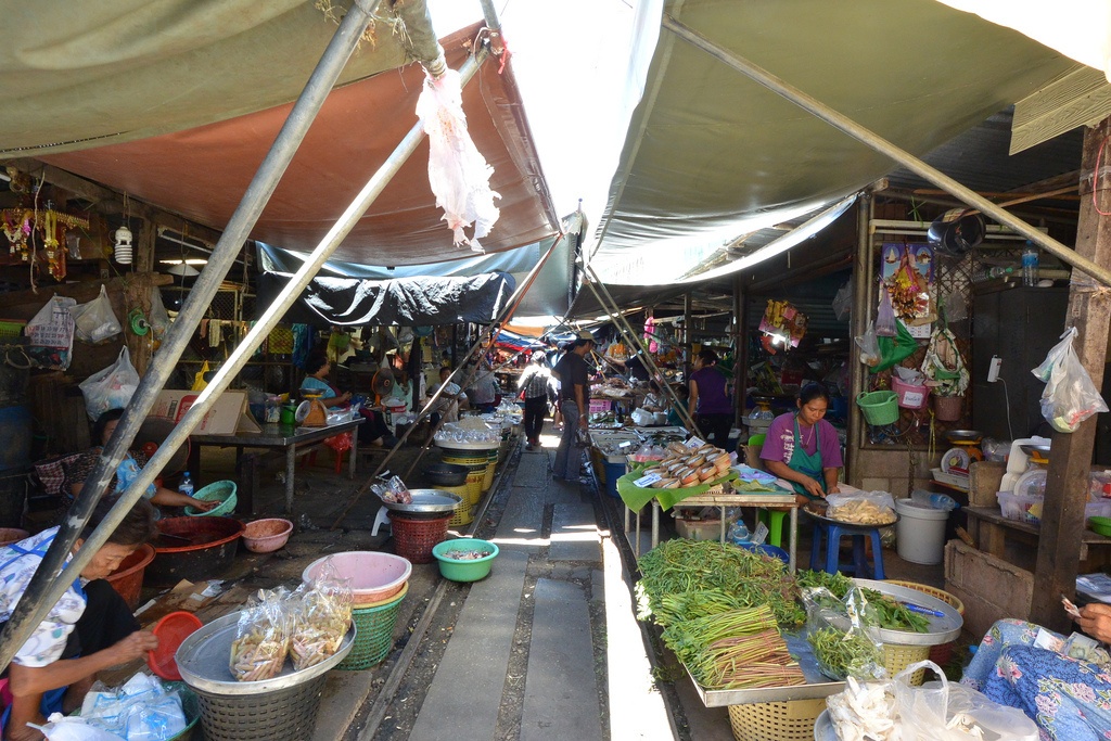 cho tren duong sat thai lan anh 10