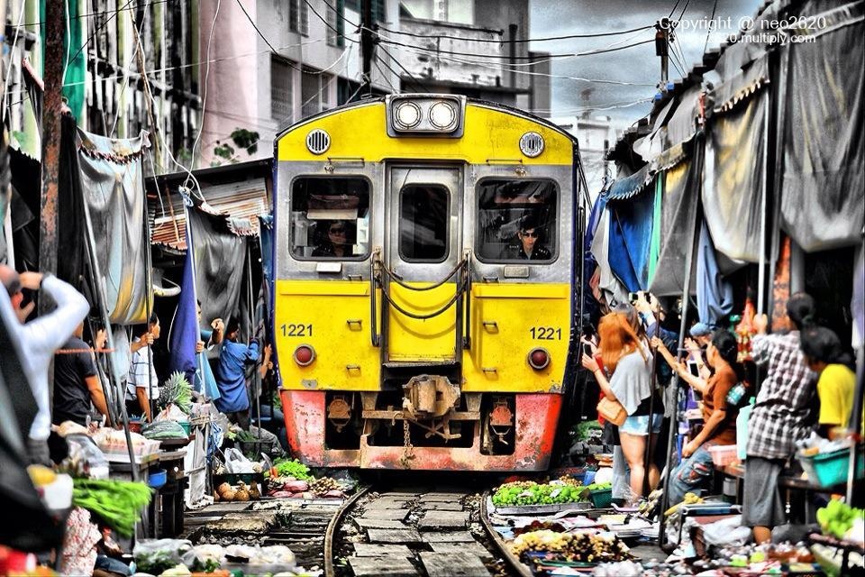 cho tren duong sat thai lan anh 8