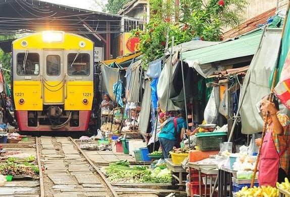 Khu cho cam giac manh ngay tren duong sat o Thai Lan hinh anh