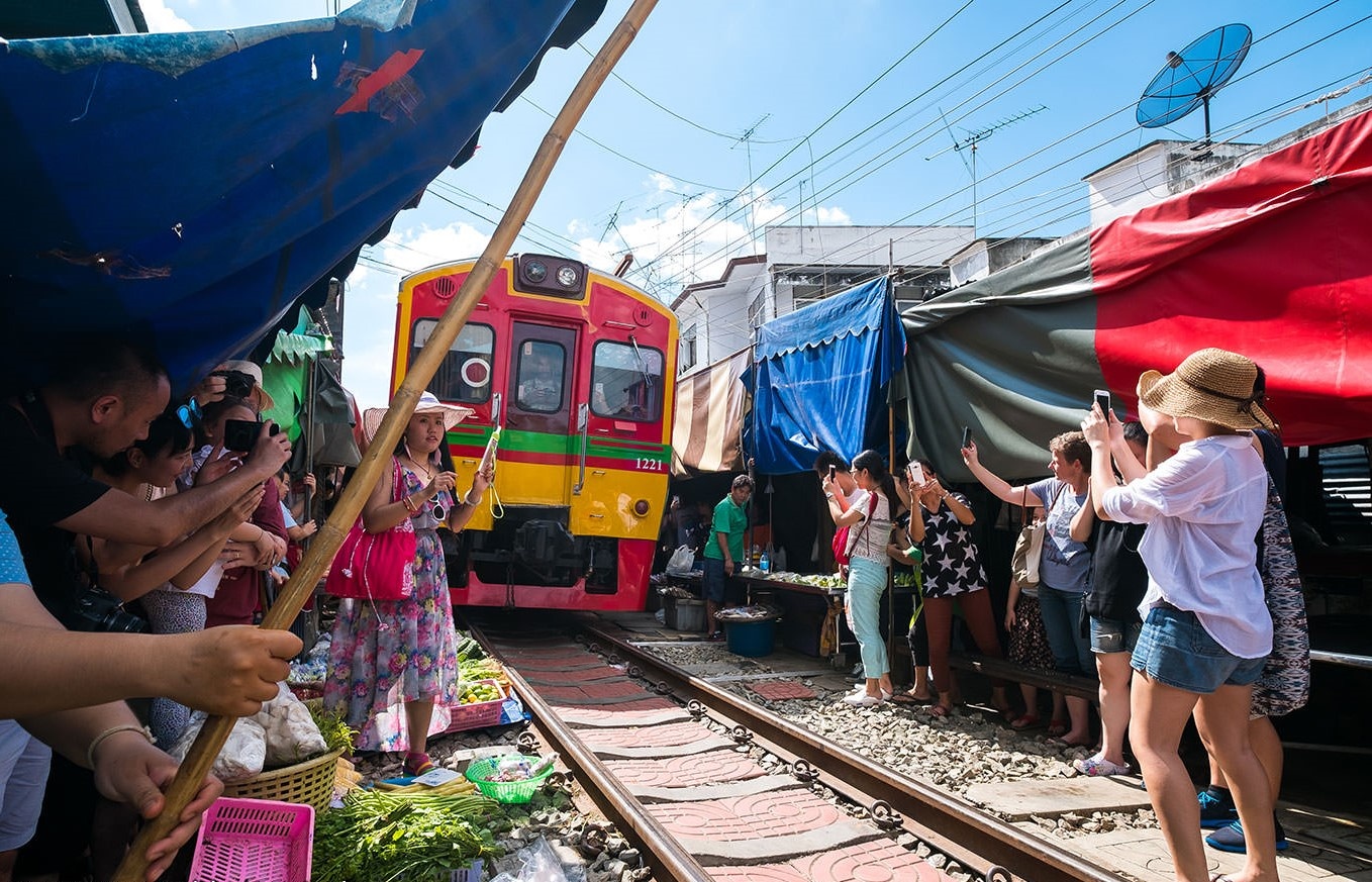 cho tren duong sat thai lan anh 6