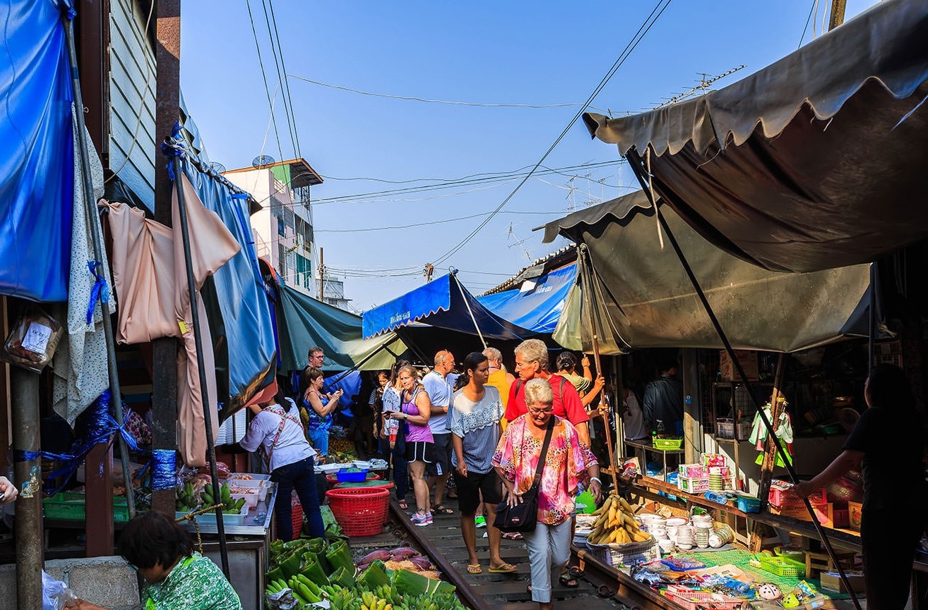 cho tren duong sat thai lan anh 5