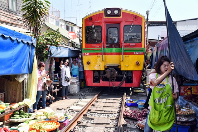 cho tren duong sat thai lan anh 9