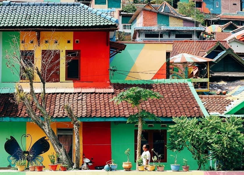 Thi tran bay sac cau vong tung la khu o chuot o Indonesia hinh anh