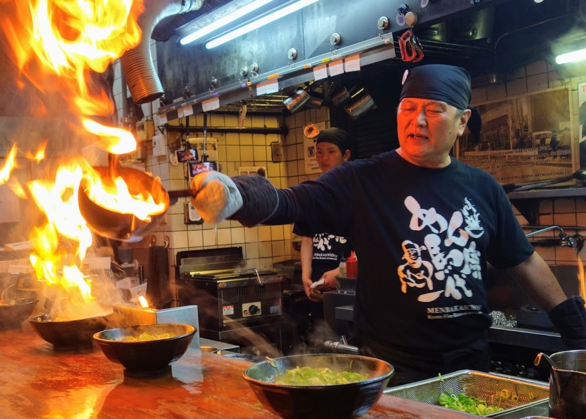 Thuong thuc mon mi ramen boc lua chi co o Nhat Ban hinh anh