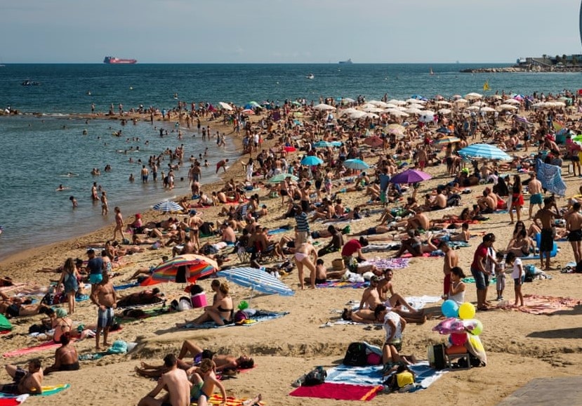 Loat anh chung minh Barcelona bi huy hoai vi qua dong du khach hinh anh
