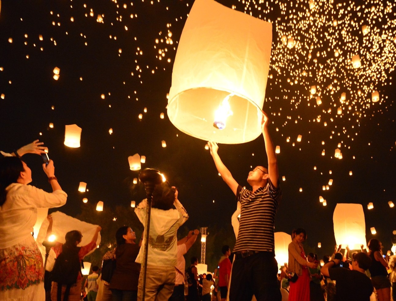 Nhung dieu can biet ve le hoi tha den troi o Chiang Mai hinh anh