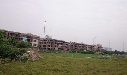 Biet thu, nha lien ke Ha Noi: Gam giu hang loat roi bo hoang hinh anh