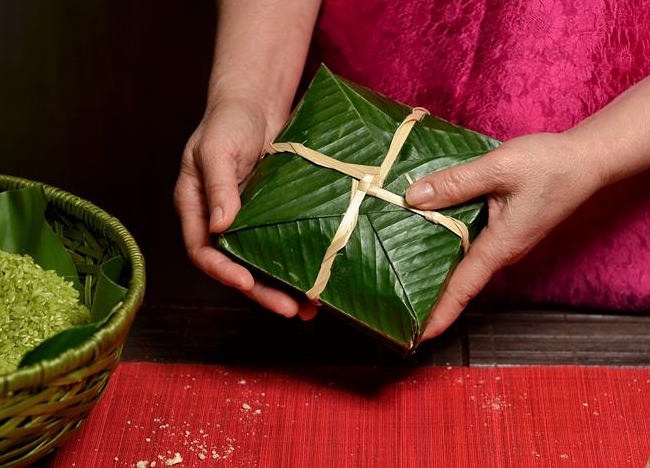 Banh chung 600.000 dong mot cap van chay hang o Ha Noi hinh anh