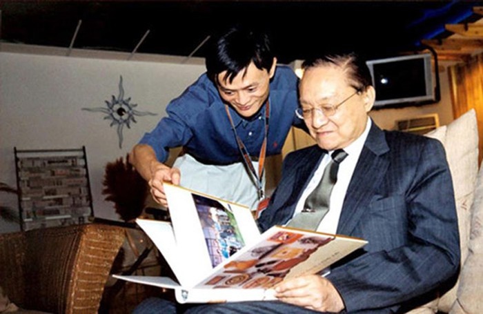 Kim Dung anh huong den ty phu Jack Ma nhu the nao? hinh anh