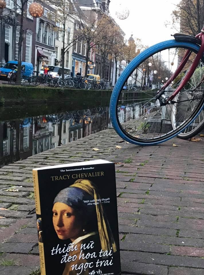 Thieu nu deo hoa tai ngoc trai,  Delft,  Johannes Vermeer,  Tracy Chevalier anh 2