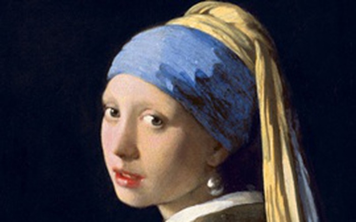 Giac mo tinh yeu hoang tuong cua co hau gai deo hoa tai ngoc trai hinh anh