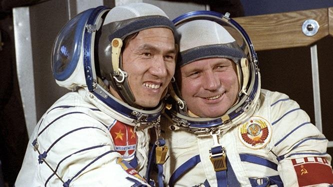 Nguyen Cong Huy,  phi cong tiem kich,  phi cong vu tru,  Pham Tuan,  Gorbatko anh 1