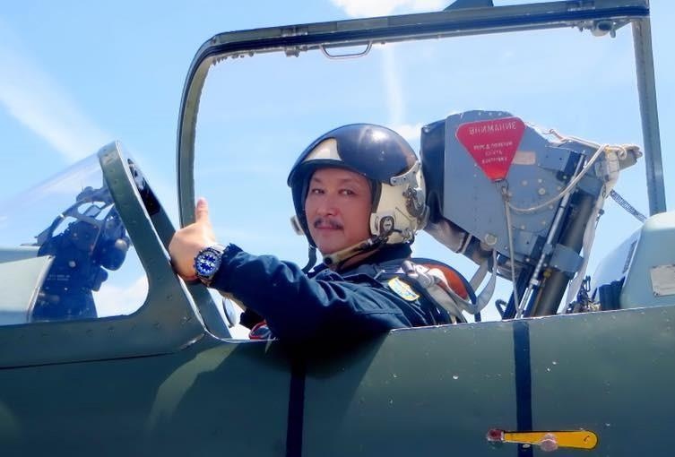 Co truong me ve truyen tranh, viet sach nghien cuu ve khong chien hinh anh