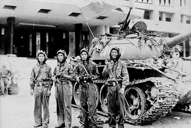 'Nam anh em tren mot chiec xe tang' va nhung giai thoai kinh dien hinh anh
