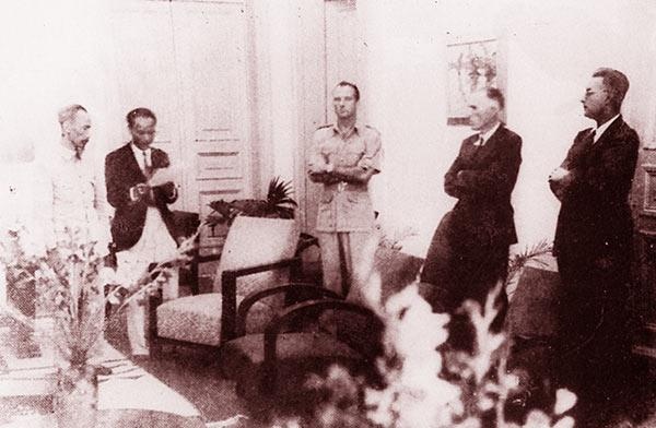 Cau chuyen ve mot nen hoa binh bi bo lo,  Jean Sainteny,  Ho Chi Minh,  Le Doc lap anh 2