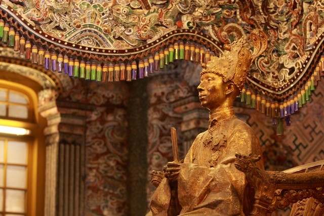 Nhung bao vat gi xuat hien trong le dang quang cua vua Khai Dinh? hinh anh