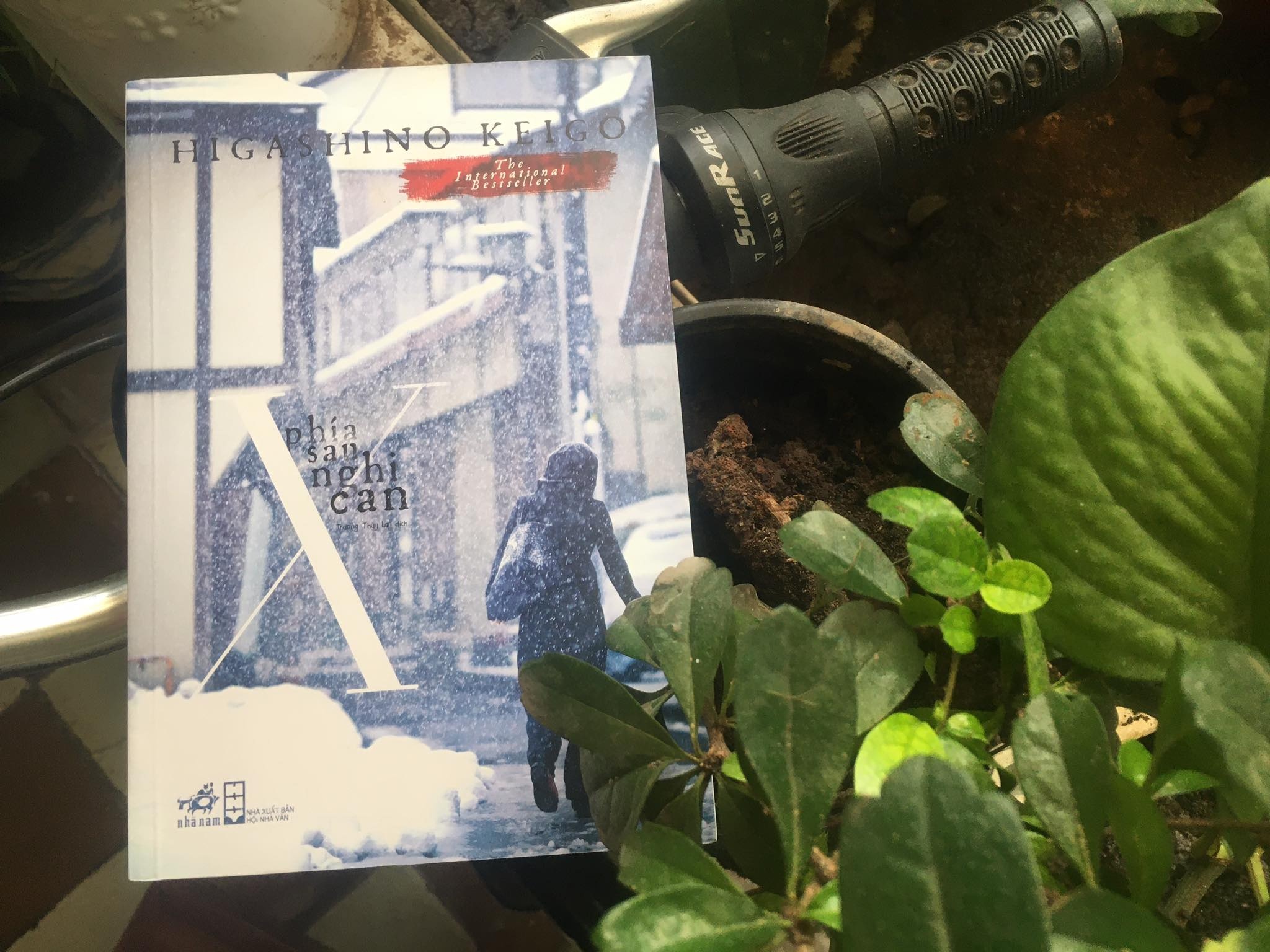 ‘Phia sau nghi can X’ hay su quyen ru cua truyen trinh tham hinh anh