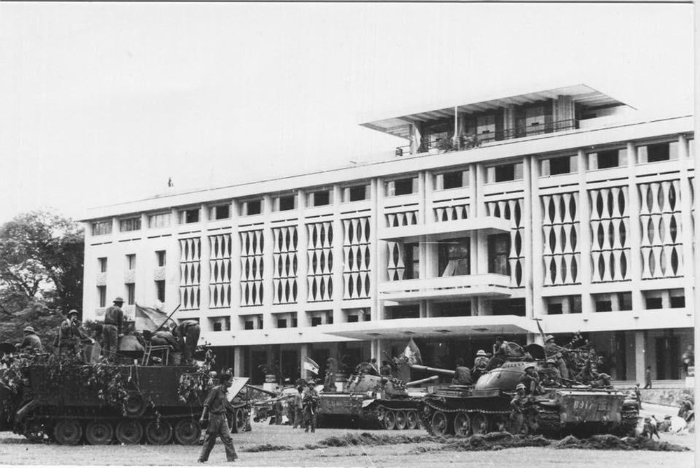 Van chuyen dan duoc cho xe tang anh 1