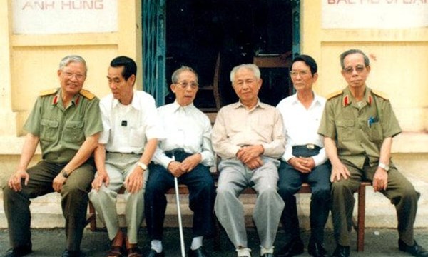 Ong Tran Quoc Huong voi chuyen chi huy cac nha tinh bao vi dai hinh anh