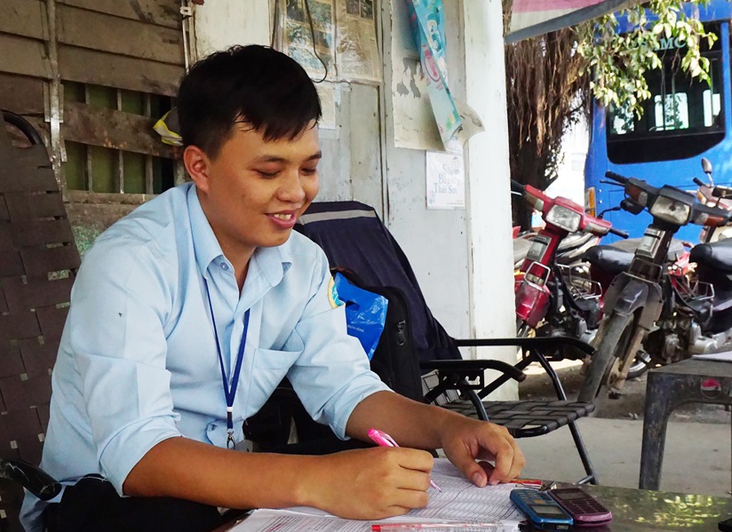 Chang trai chuyen di nhat cua roi tren xe buyt hinh anh