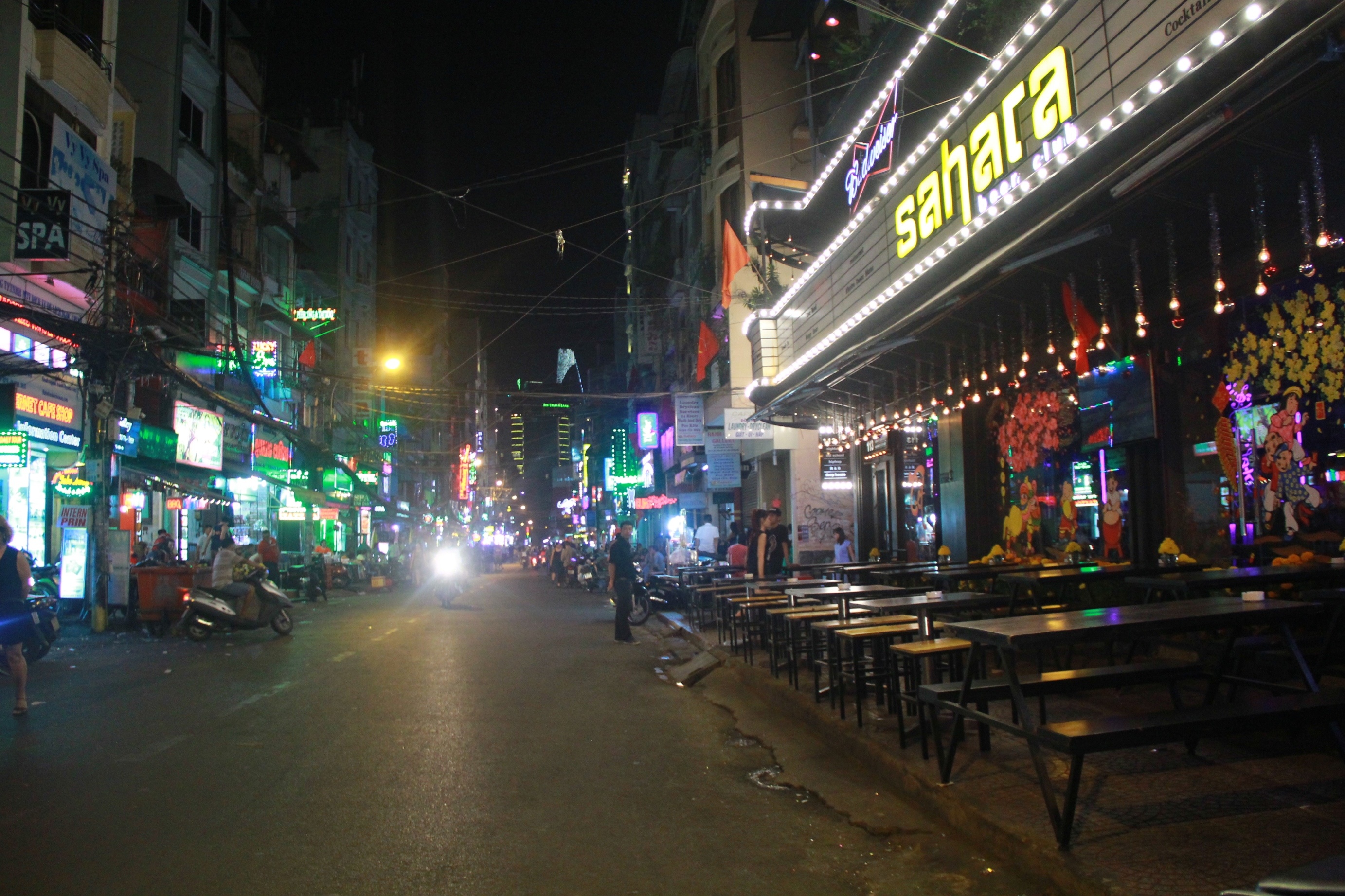 Pho Tay Bui Vien vang hoe ngay Tet hinh anh