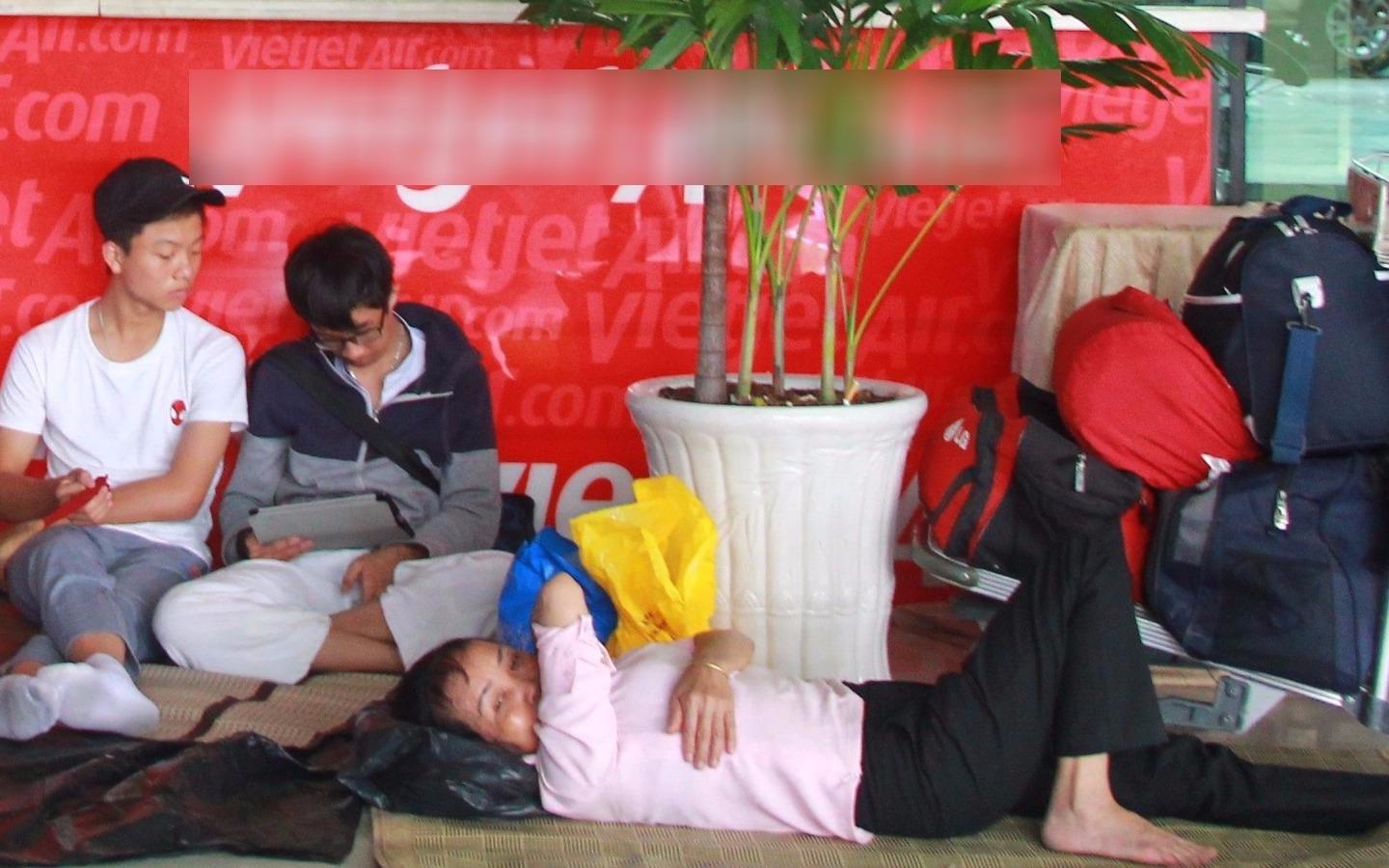 Trai chieu nam cho chuyen bay o Tan Son Nhat hinh anh