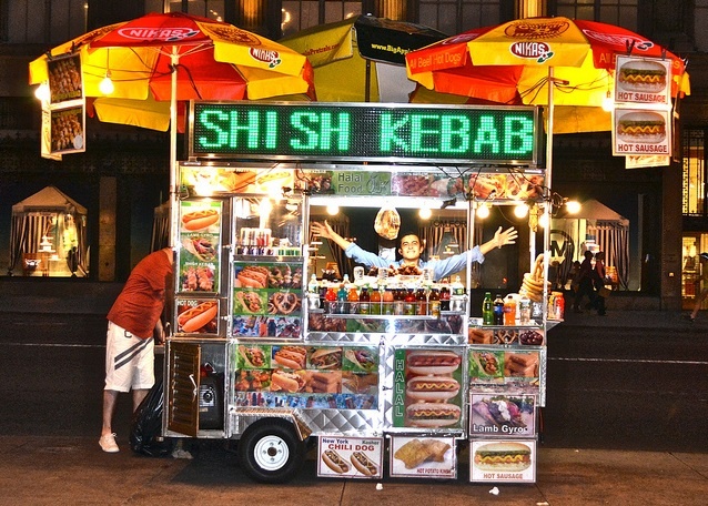 Via he nuoc ngoai: Van co cho cho am thuc duong pho hinh anh