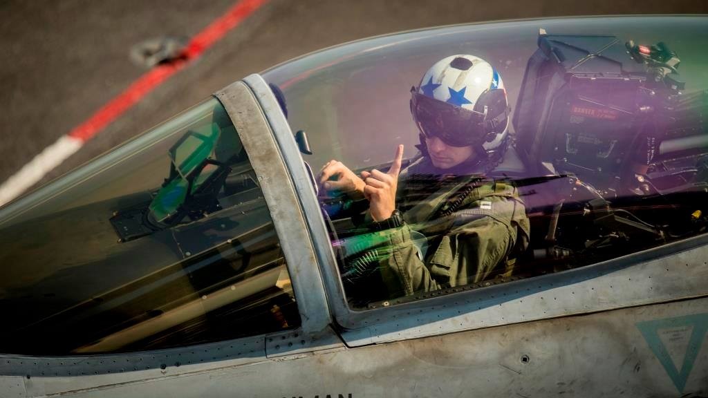 Singapore tung cung cap 20 tan thuc pham cho USS Carl Vinson hinh anh