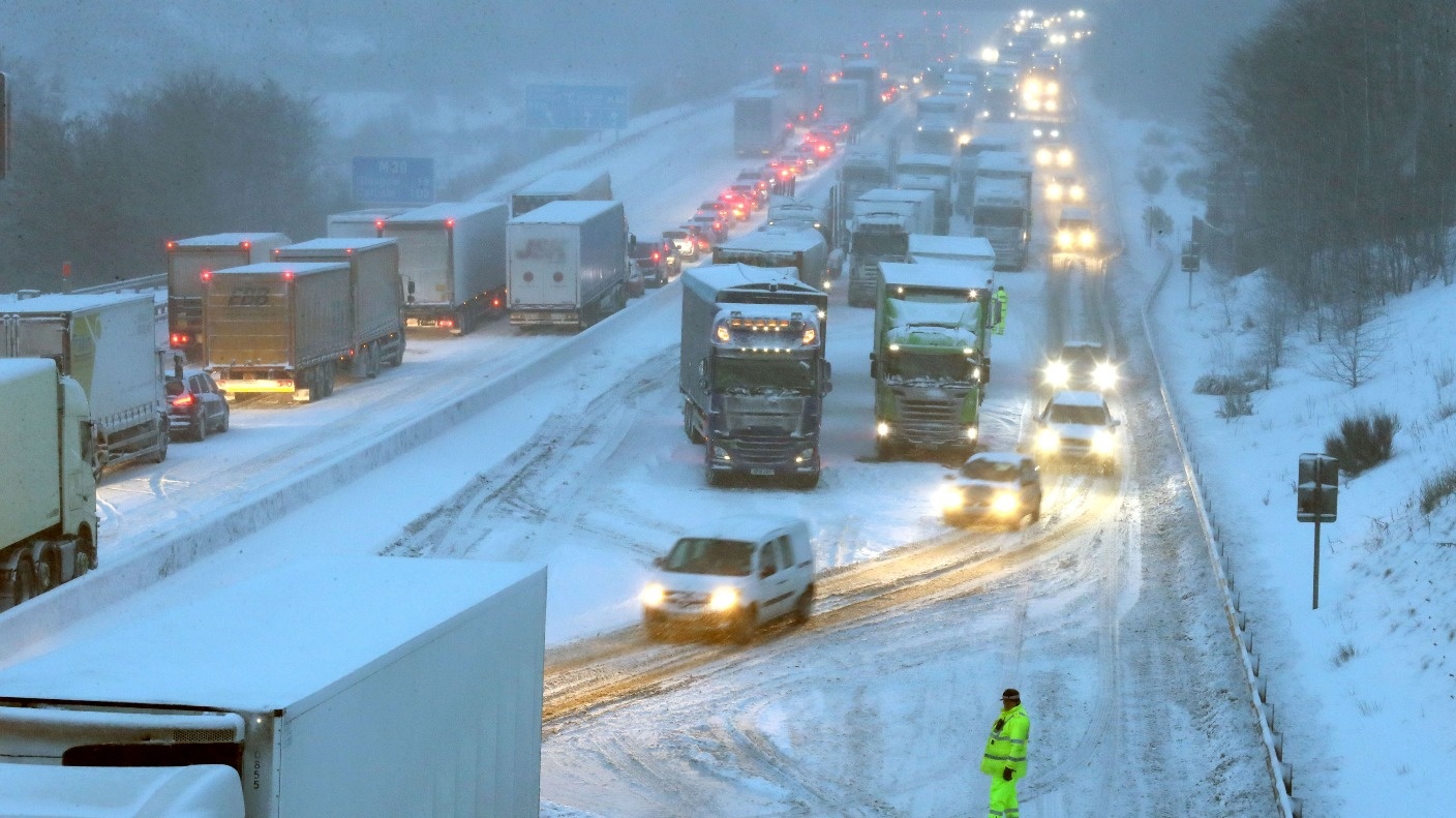 Hau bao tuyet, nuoc Anh khan hiem luong thuc va nuoc uong hinh anh