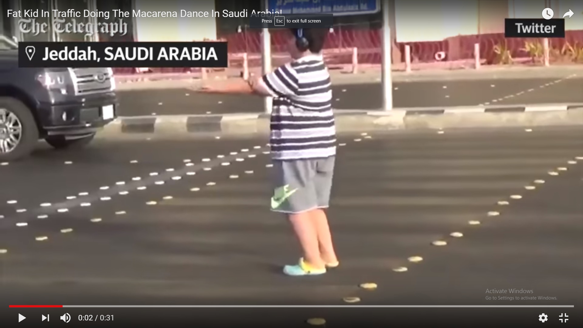 Cau be bi bat vi nhay giua duong pho Saudi Arabia hinh anh