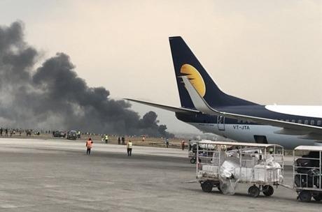 May bay cho khach boc chay tai san bay Nepal, 49 nguoi chet hinh anh