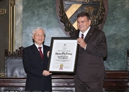 Tong bi thu Nguyen Phu Trong nhan bang tien si danh du tai Cuba hinh anh