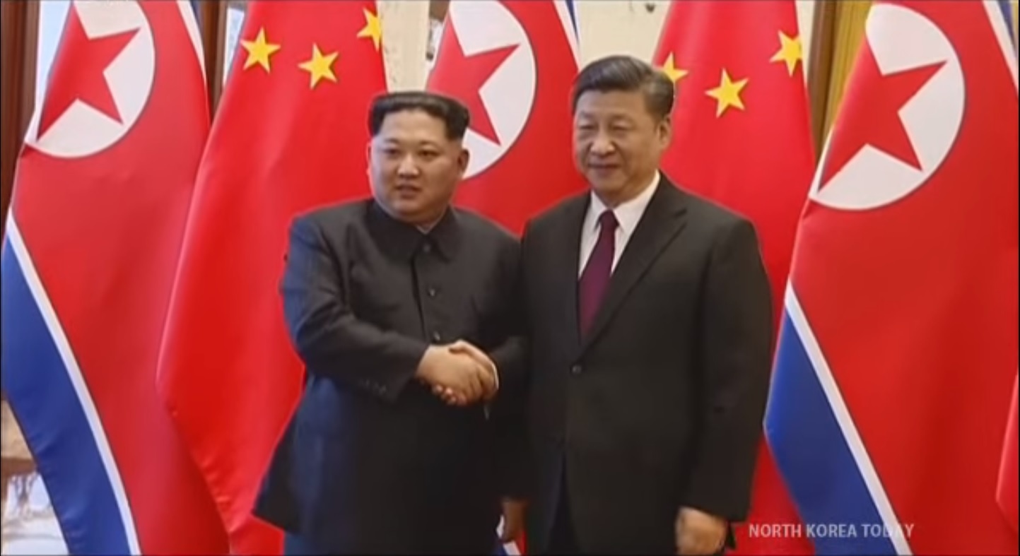 Ong Kim Jong Un va Chu tich Tap Can Binh trao doi qua tang hinh anh