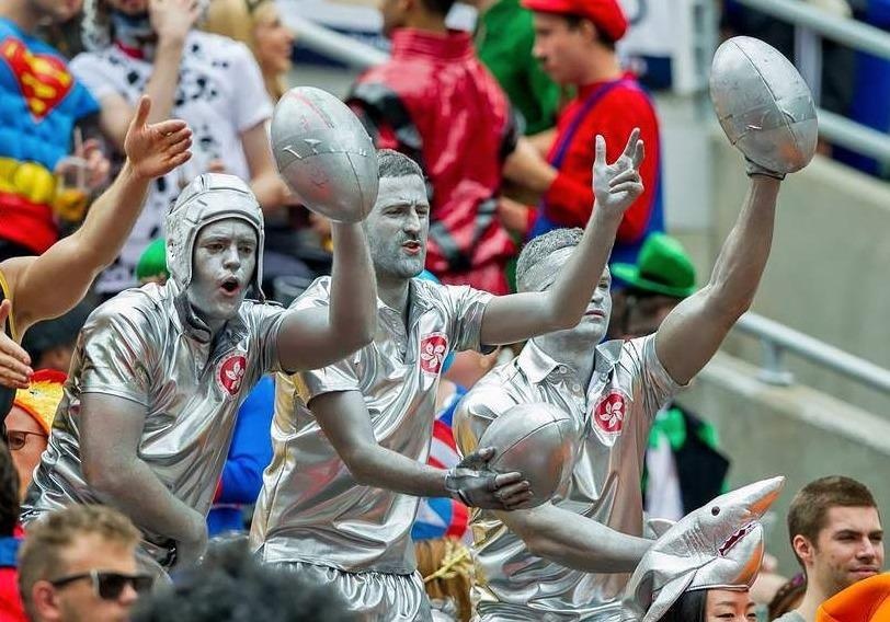 Nguoi ham mo bong bau duc hoa trang sac so tai giai thi dau Hong Kong hinh anh