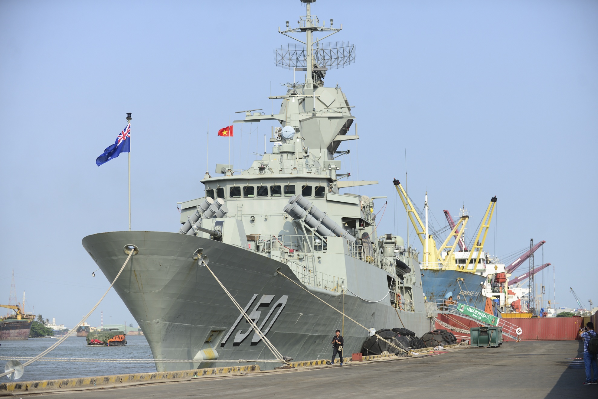 3 tau Hai quan Hoang gia Australia ghe tham TP.HCM hinh anh