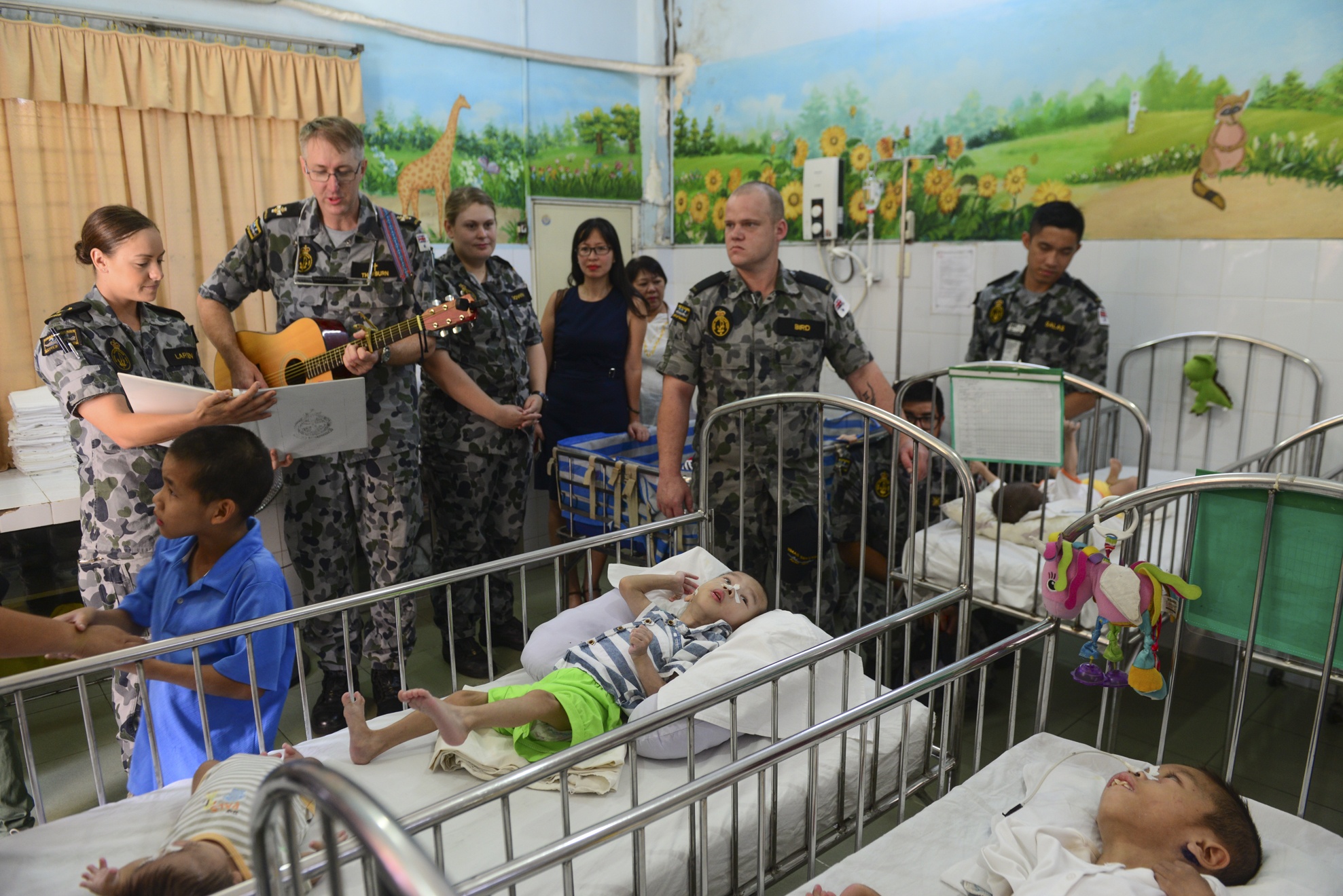 Hai quan Australia tham tre tan tat anh 1