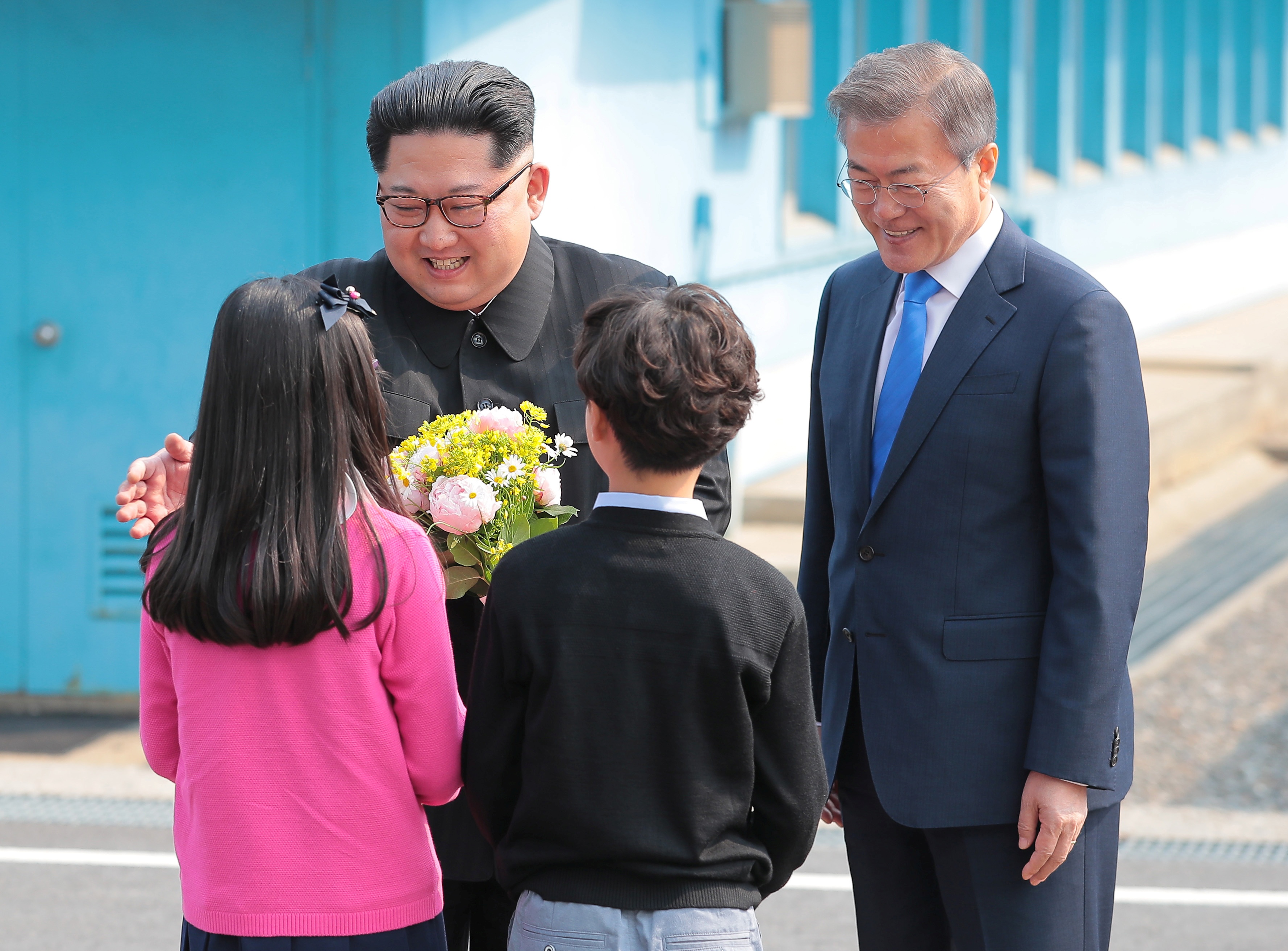 Kim Jong Un gap go Moon Jae In anh 11