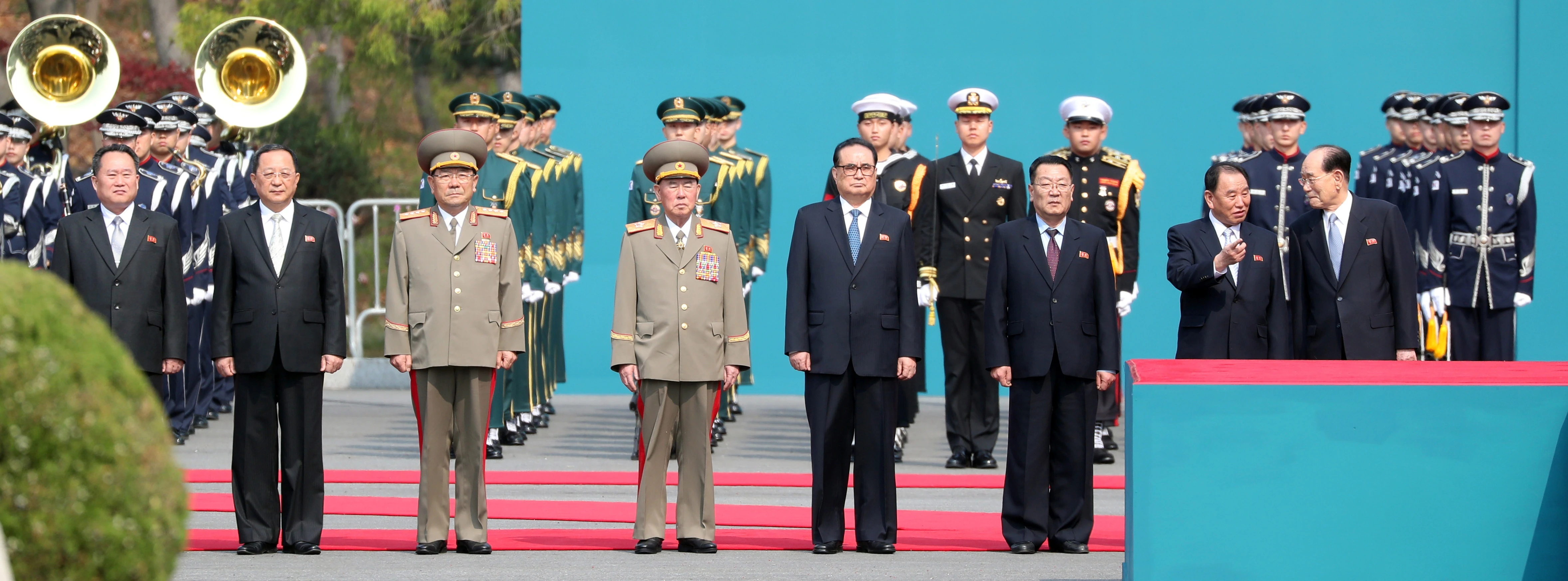 Kim Jong Un gap go Moon Jae In anh 9