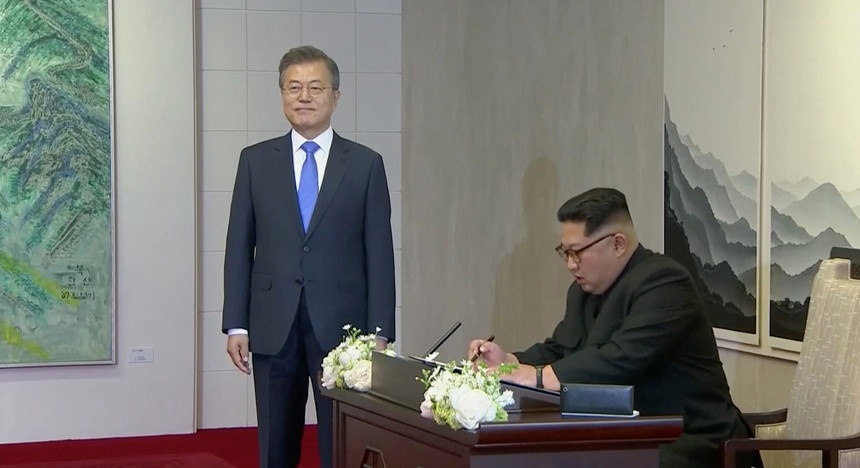 Kim Jong Un gap go Moon Jae In anh 10