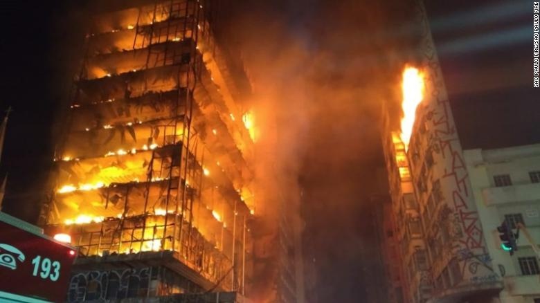 Toa nha 26 tang o Brazil do sup trong hoa hoan hinh anh