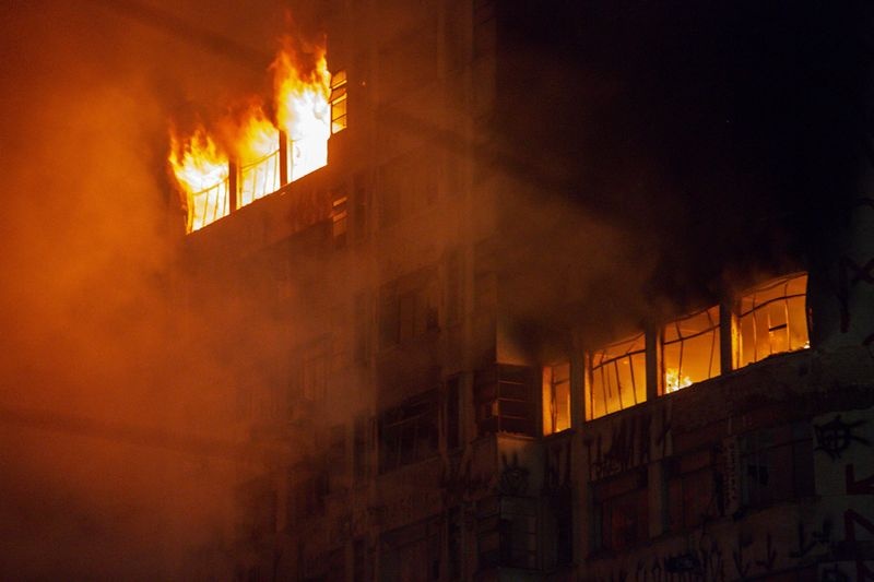 Canh toa nha Brazil bat ngo sup do trong hoa hoan hinh anh